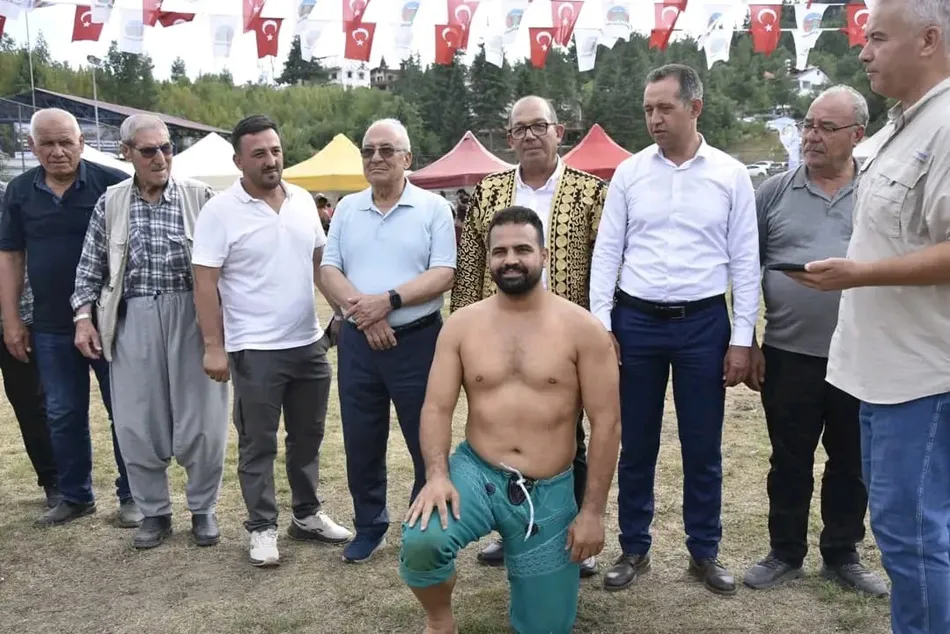 ÇAMLIYAYLA’DA GELENEKSEL KARAKUCAK GÜREŞLERİNDE MEHMET ÇELEBİ BAŞPEHLİVAN OLDU